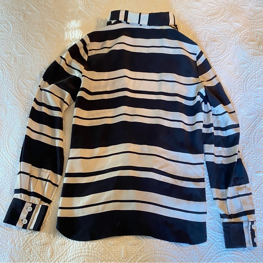 FRAME Denim Le Essential Blouse in Noir Sculpture Stripe 100% Silk s.S NWOT - Picture 5 of 10